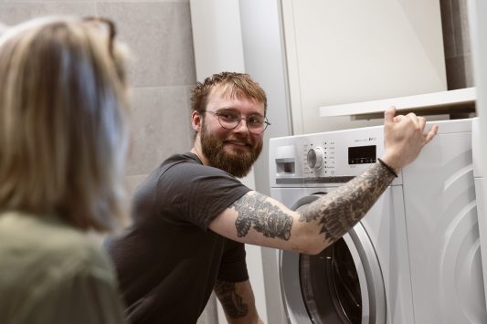 hemfixara-hjalper-en-kund-installera-en-tvattmaskin