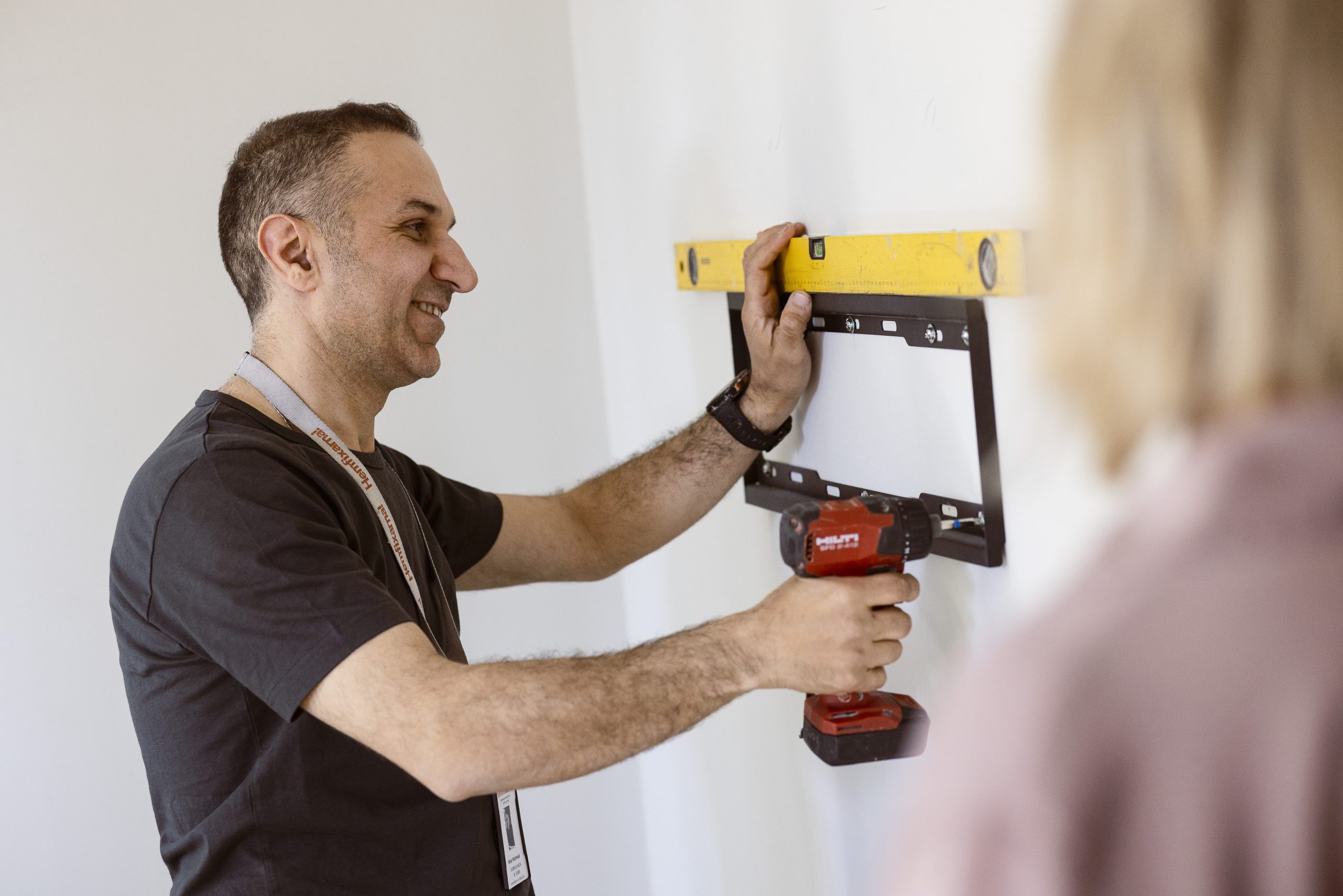 fixare-satter-upp-tv-vaggfaste