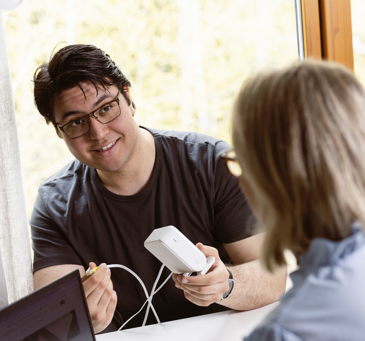 hemfixarnas-tekniker-hemma-hos-kund-och-hjalper